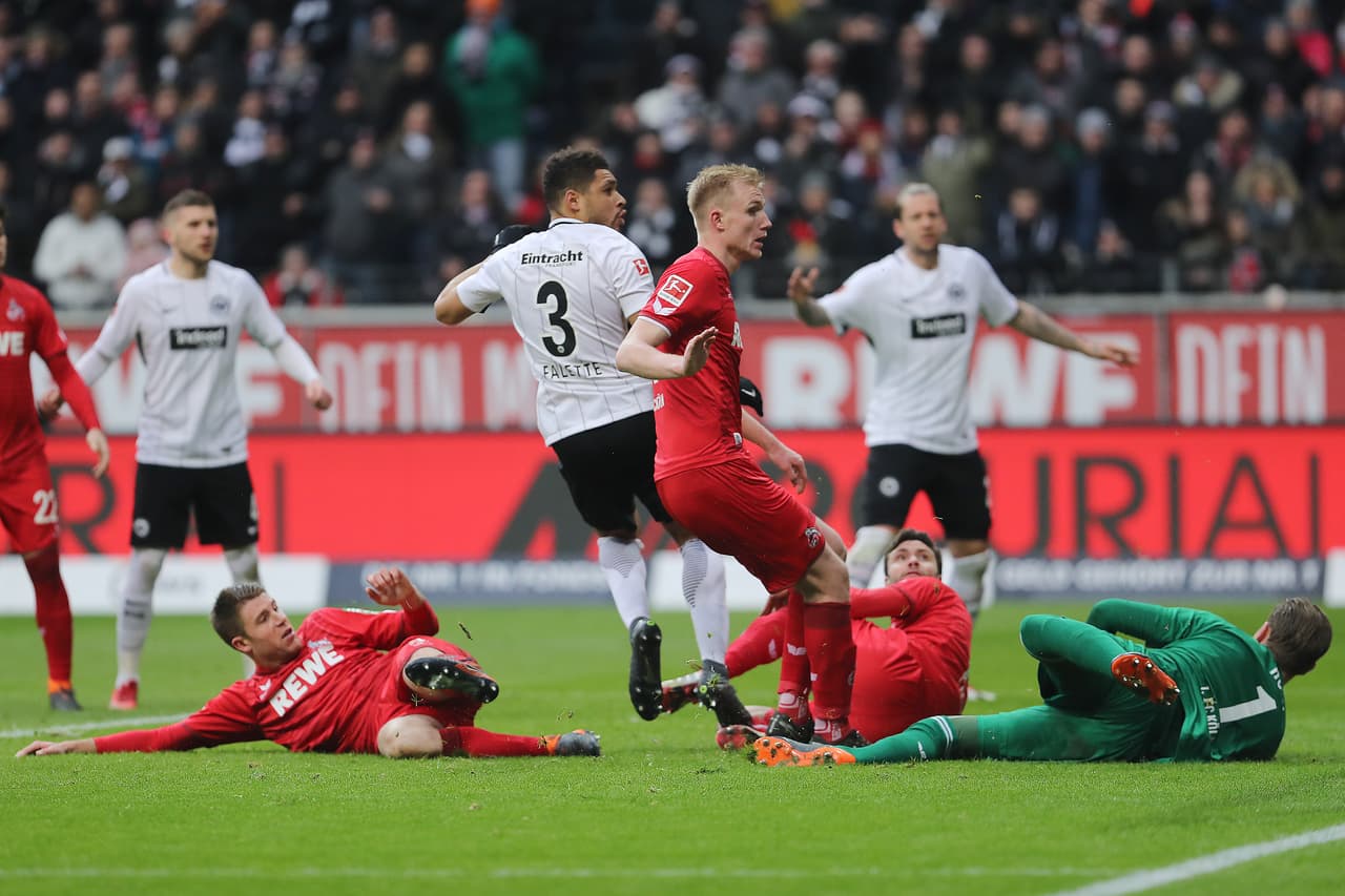Simon Falette se unió al festín de goles en el Commerzbank-Arena al 65’.