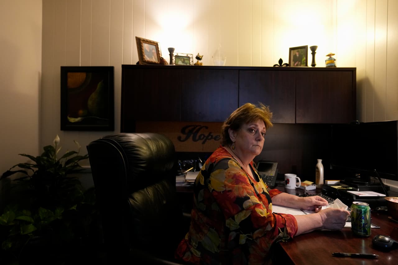 Kathaleen Pittman, quien comenzó a trabajar en una clínica de abortos hace 30 años, en su oficina durante una entrevista con periodistas de Associated Press en Shreveport, Louisiana. "Recientemente hablé con una madre en Texas que intentaba
<b>que se le practicara un aborto a su hija de 13 años, quien había sido agredida sexualmente</b>. Es una niña", dijo Pittman. "No debería tener que estar en la carretera durante horas para llegar aquí. Es absolutamente desgarrador".