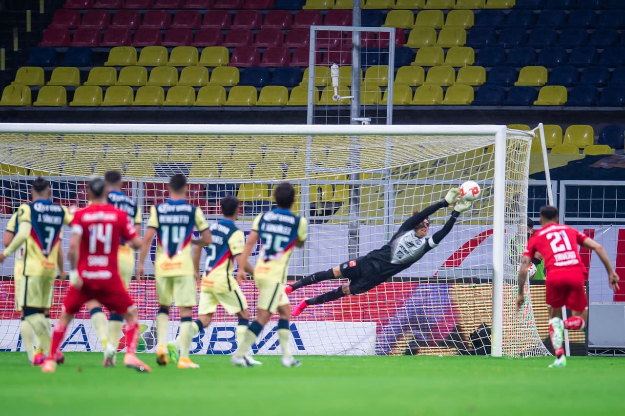 Durante la segunda mitad fue un partido dinámico; se jugaba poco en la media cancha.