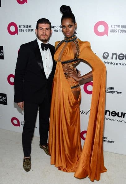 El diseñador Eli Mizrahi con la modelo Jessica White atienden el 22nd. Annual Elton John AIDS Foundation Oscar Viewing Party el 2 de marzo de 2013 en Los Ángeles, California.