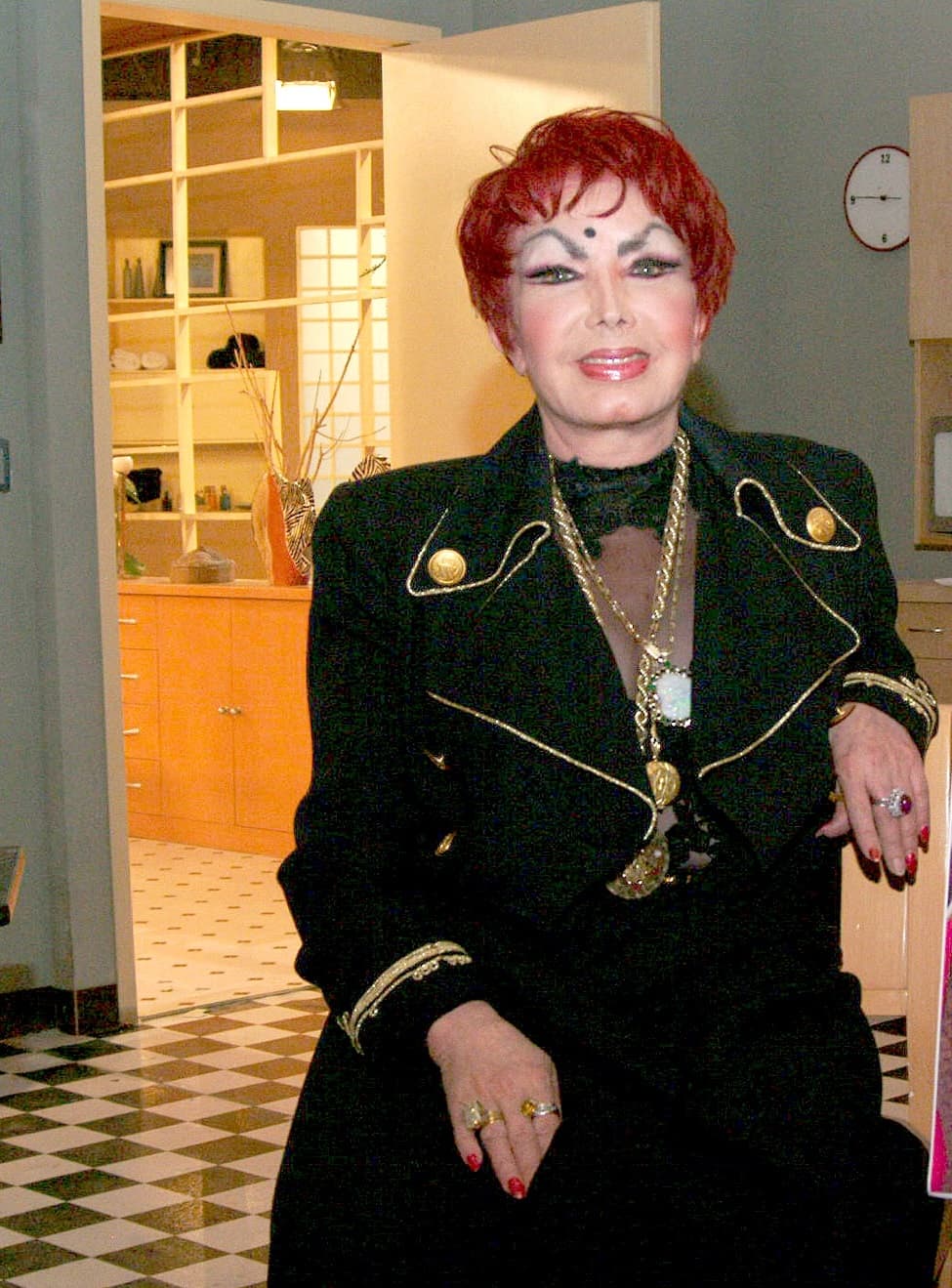 Irma Serrano arremetió contra una reportera, a quien le jaló el cabello de manera violenta en medio de una entrevista.