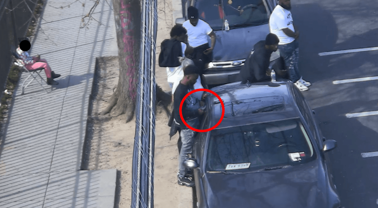 Fotografía de vigilancia de una de las presuntas ventas de drogas.
<br>