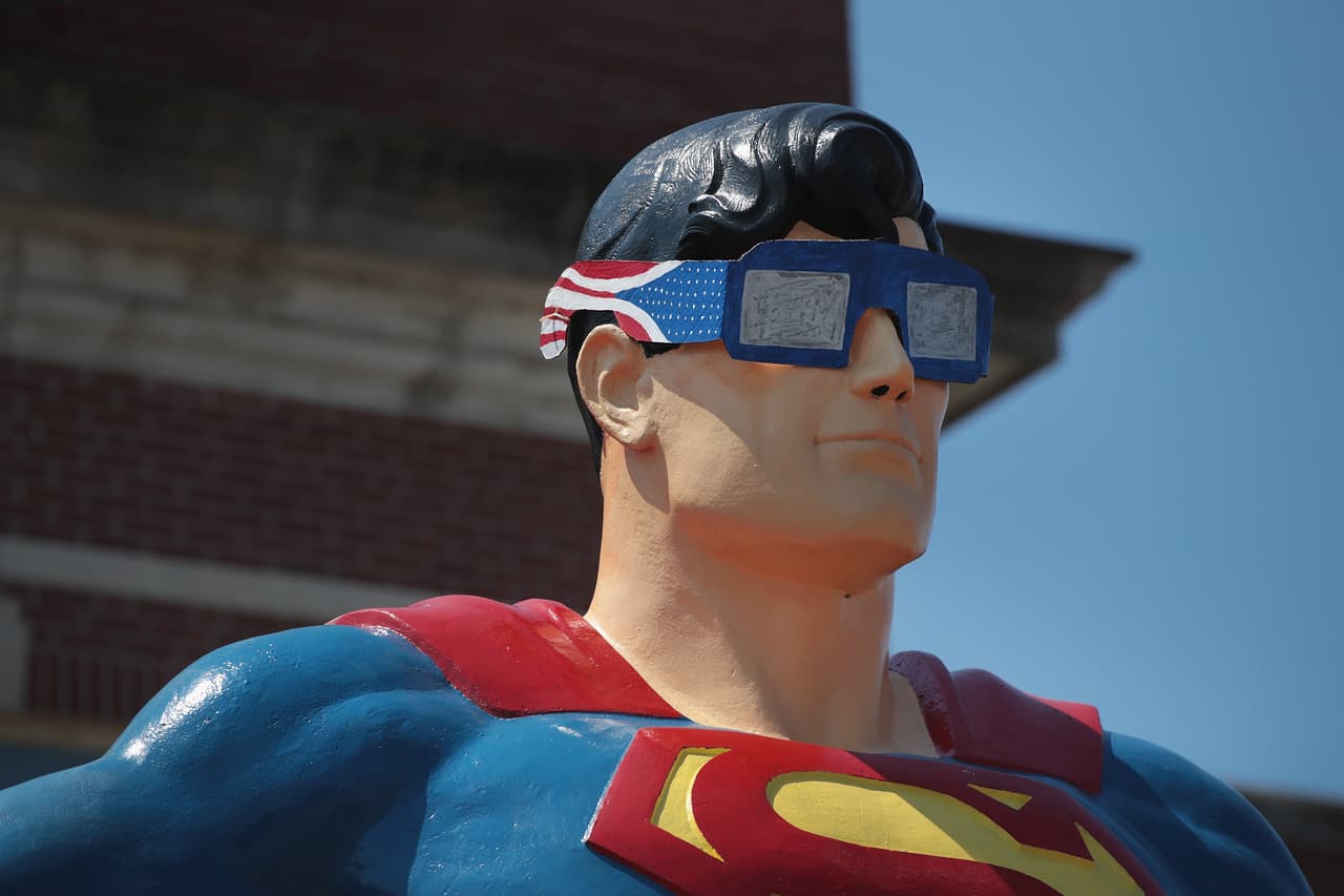 Como parte de la euforia y el entusiasmo colectivo que ha generado el eclipse total de sol que ocurrirá el 21 de agosto, lugares como Metrópolis, Illinois han decido poner a usar los lentes adecuados para presenciar el eclipse hasta a los héroes emblemáticos. A los viajeros que llegan de todo el país a esta población para experimentar el fenómenos astronómico que no ocurre hace 99 años, los recibe una estatua de 15 pies de alto de Súperman con sus gafas.