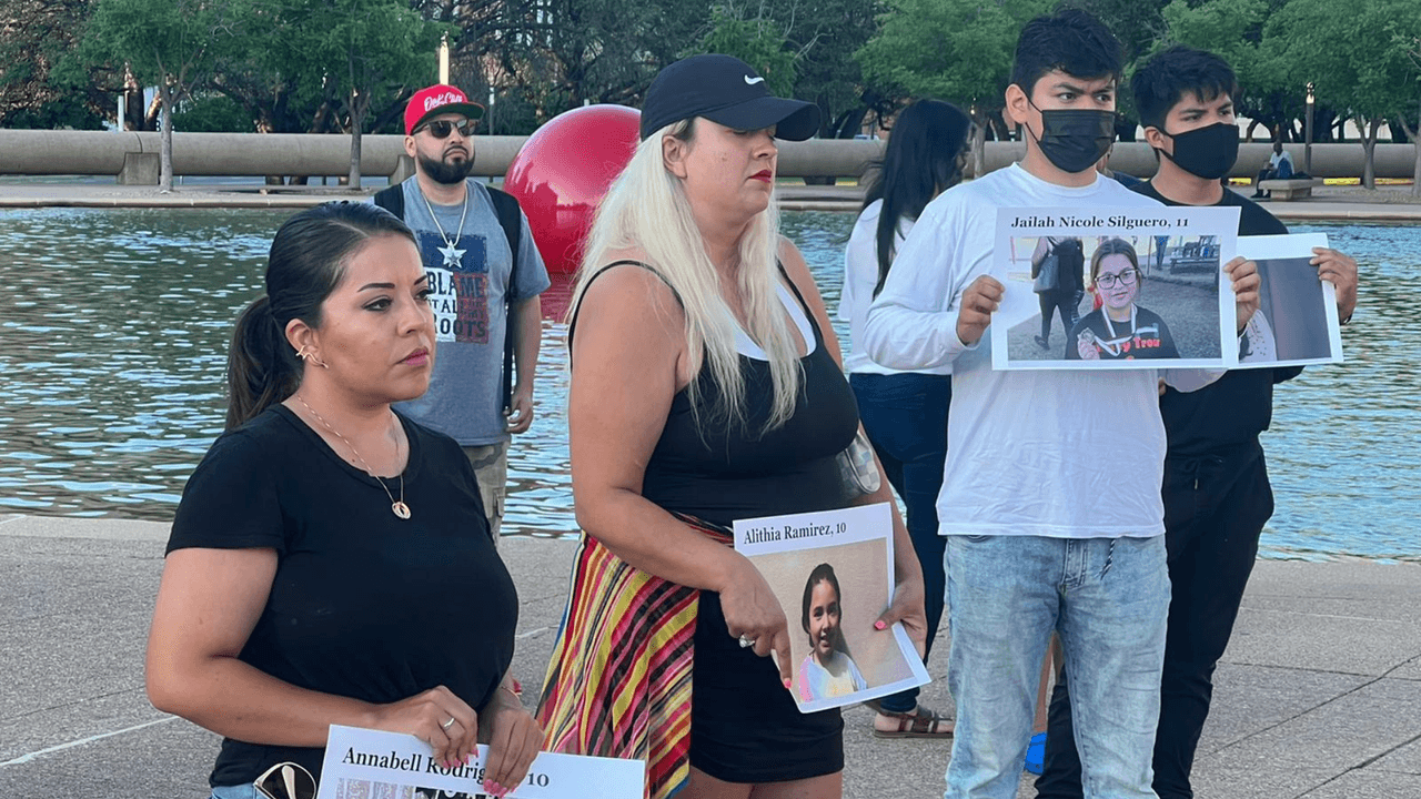 La Liga de Ciudadanos Latinoamericanos Unidos (LULAC, por sus siglas en inglés) convocó a una vigilia frente al Ayuntamiento de Dallas para honrar a las víctimas en la masacre de Uvalde.