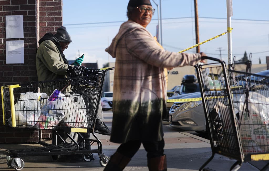 Pero más allá de las protecciones necesarias que implementan las tiendas, los consumidores también están aplicando nuevas rutinas en sus idas al supermercado, en tiempos de coronavirus.