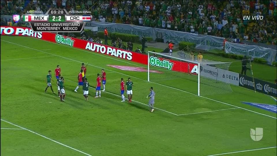 Tarjeta amarilla. El árbitro amonesta a David Guzmán de Costa Rica