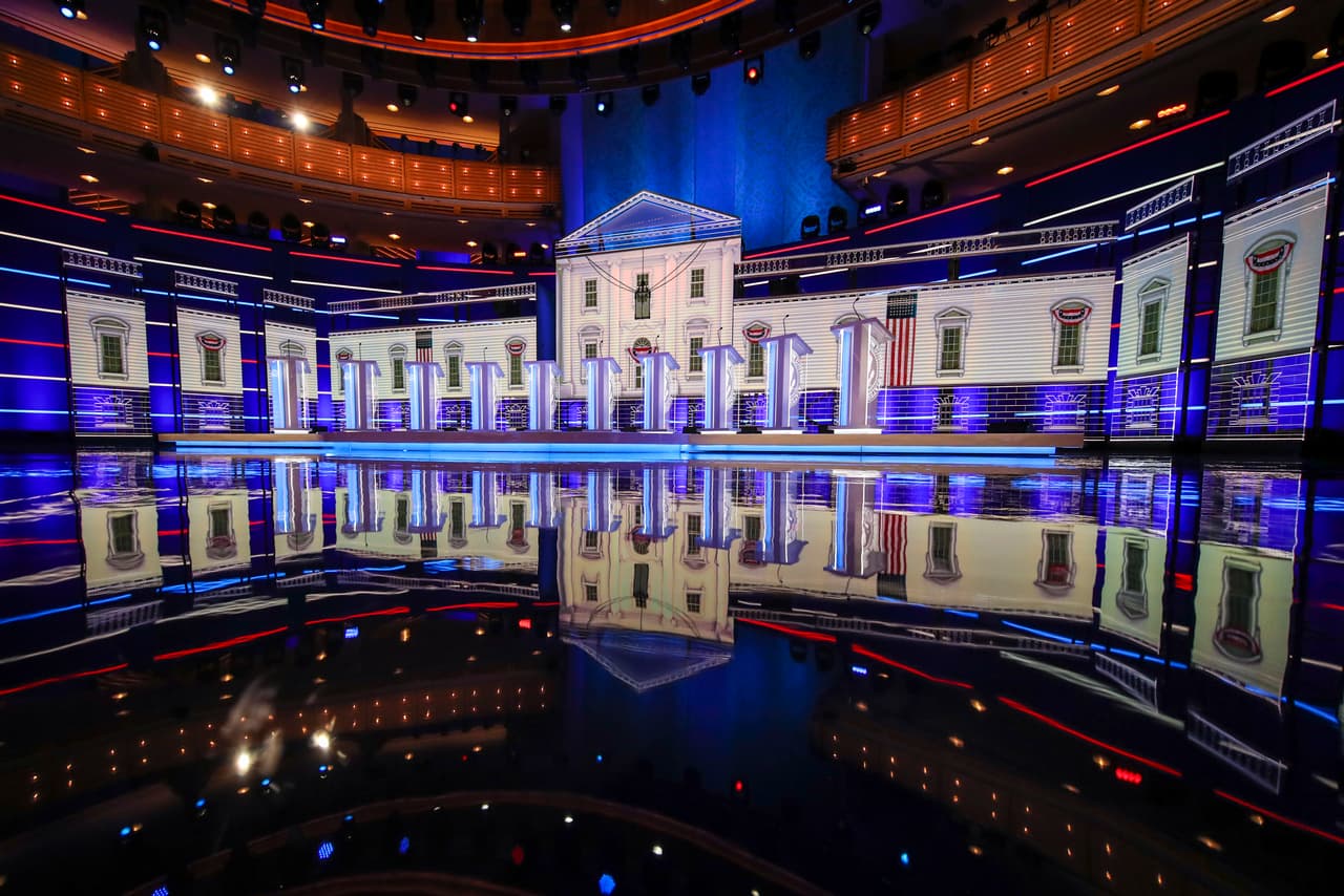 Los primeros 10 candidatos estarán parados uno junto a otro en estos podios en el Adrienne Arsht Center de Miami para el primer debate demócrata.