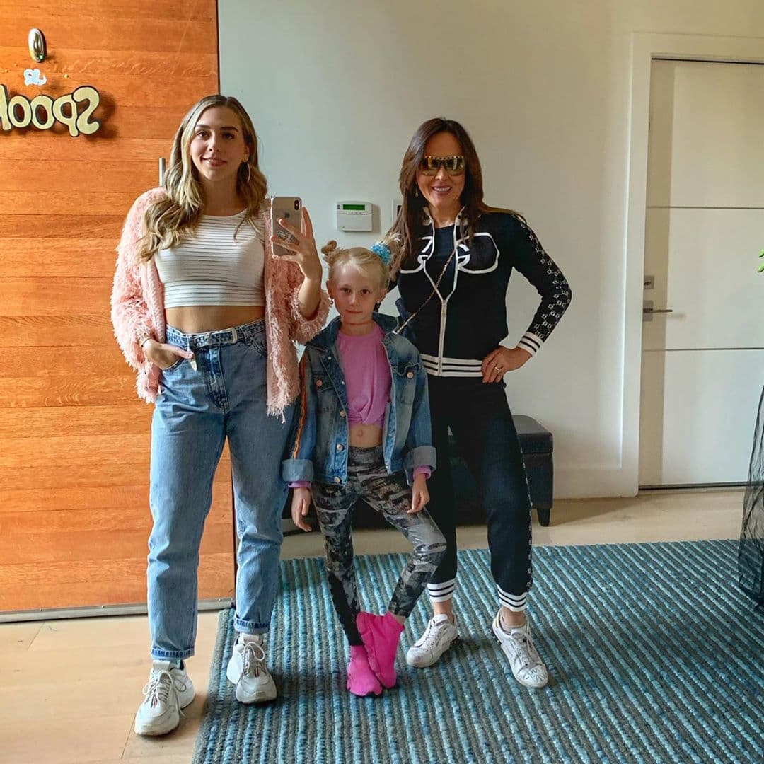 La periodista colombiana comparte el gusto por la música con la hija de su novio, aquí las vemos listas para disfrutar de un concierto de J Balvin.