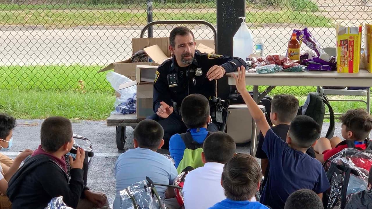 El oficial Robles comentó que lo más importante es escuchar cómo se sienten los niños y saber de qué manera interpretan ellos lo sucedido para explicarles de una manera sencilla cómo protegerse y que obedezcan a sus mayores, en este caso a los maestros.