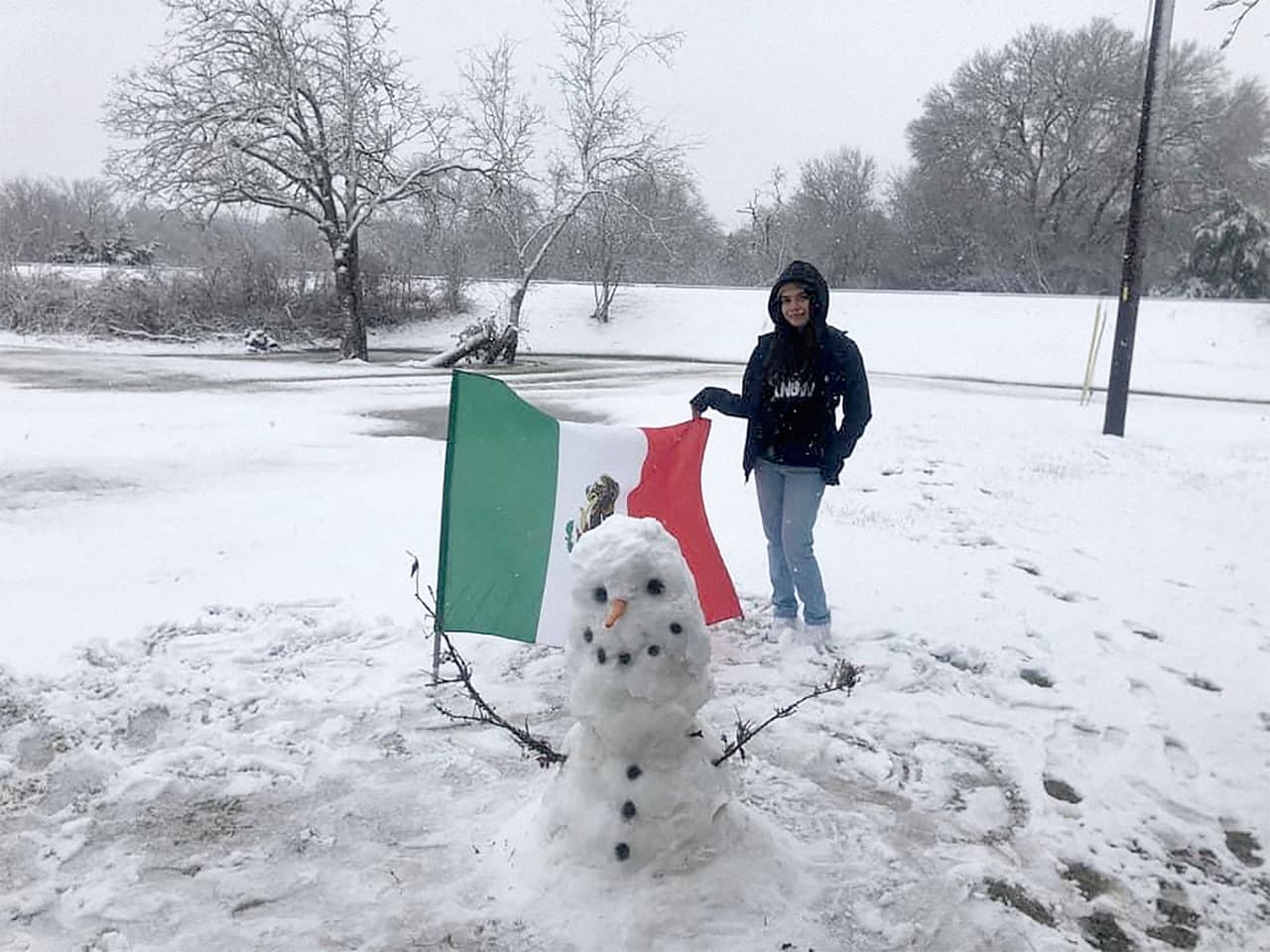 Hasta 6 pulgadas (15 centímetros) de nieve cayeron en algunas partes del sur de Texas, reportó el Servicio Meteorológico Nacional en Houston el domingo por la noche. La fotografía, tomada en el centro de Texas, fue una de las compartidas por la audiencia de Univision Austin.