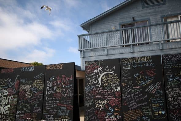 Rinden tributo a las seis víctimas de la masacre causada por un pistolero que el viernes en Isla Vista.