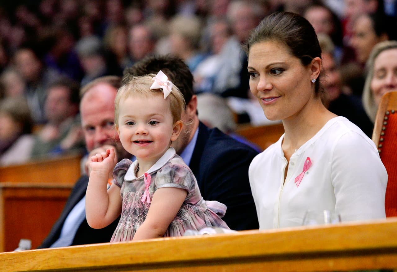 Gozando de un partido de tenis con sus papás.