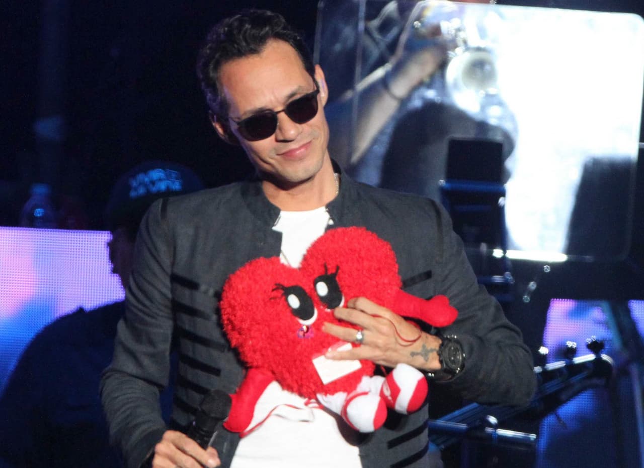 <b><a href="https://www.univision.com/temas/marc-anthony">Marc Anthony</a></b> no solo ha destacado por su indiscutible talento en la música, sino también por su 
<b>vida amorosa</b>. El salsero se ha relacionado con guapas mujeres, varias de ellas famosas. A continuación te contamos quiénes han caído bajo los encantos del boricua.