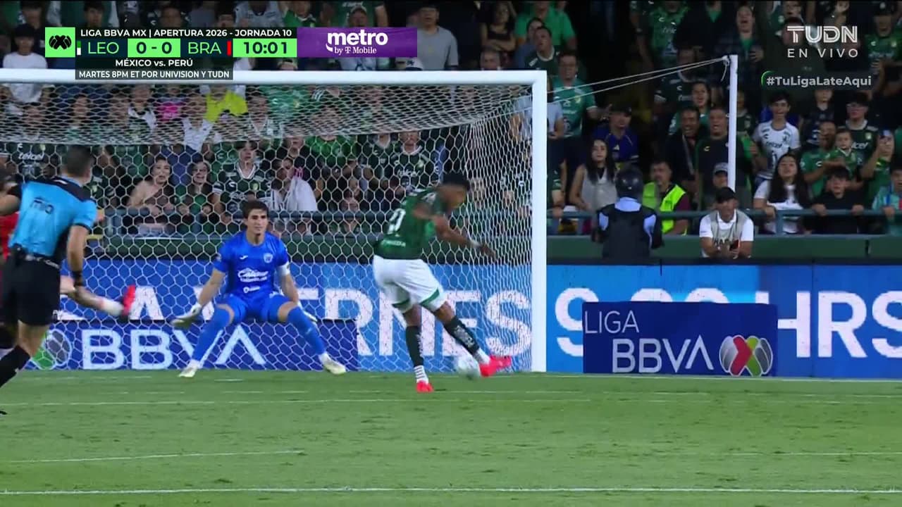 ¡Escopetazo de Ismael Díaz! Arquero de Juárez lo desvía