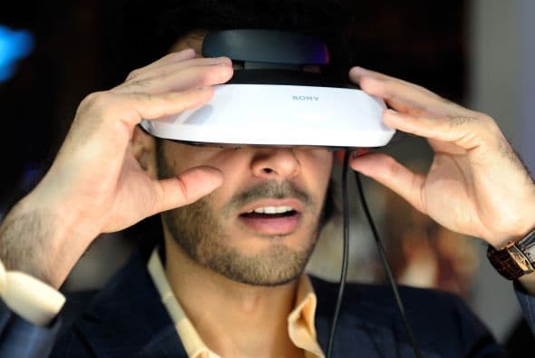 La feria CES, la cita anual más importante de la industria de electrónica de consumo, trae televisores cada vez más grandes. Un asistente utiliza un visor personal 3D de Sony.