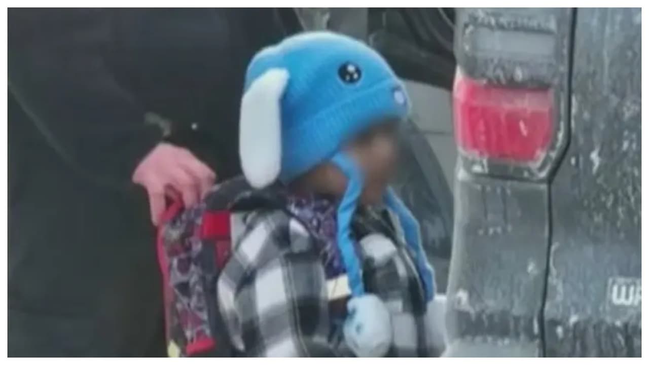 Congresista demócrata se reúne en centro de detención con niño arrestado por ICE