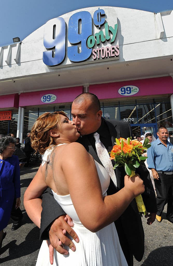 Atrás quedaron los días de bonanza, como el 9 de septiembre de 2009, cuando 
<b>99 Cents Only</b> ayudó a 9 parejas, como 
<b>Denisse Navarro</b> y 
<b>Guadalupe Villagrana</b> a celebrar su boda en Sunset Boulevard. ¿Cómo lo hicieron?