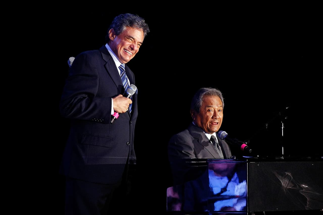 Manzanero junto a José José en una presentación en Guadalajara, México, en 2010. José José murió en septiembre de 2019.
<a href="https://www.univision.com/noticias/trending/lagrimas-aplausos-y-canciones-para-despedir-a-jose-jose-las-imagenes-del-ultimo-adios-en-miami-fotos"><u> Vea aquí las imágenes del último adiós a José José en Miami, donde vivió sus últimos años</u></a>
<br>