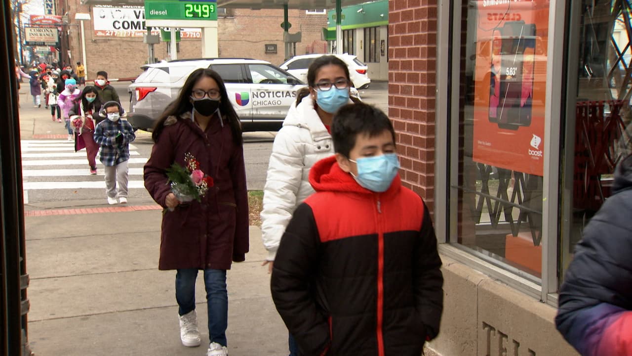 Para evitar el contagio, estudiantes y familiares llevaron mascarillas.