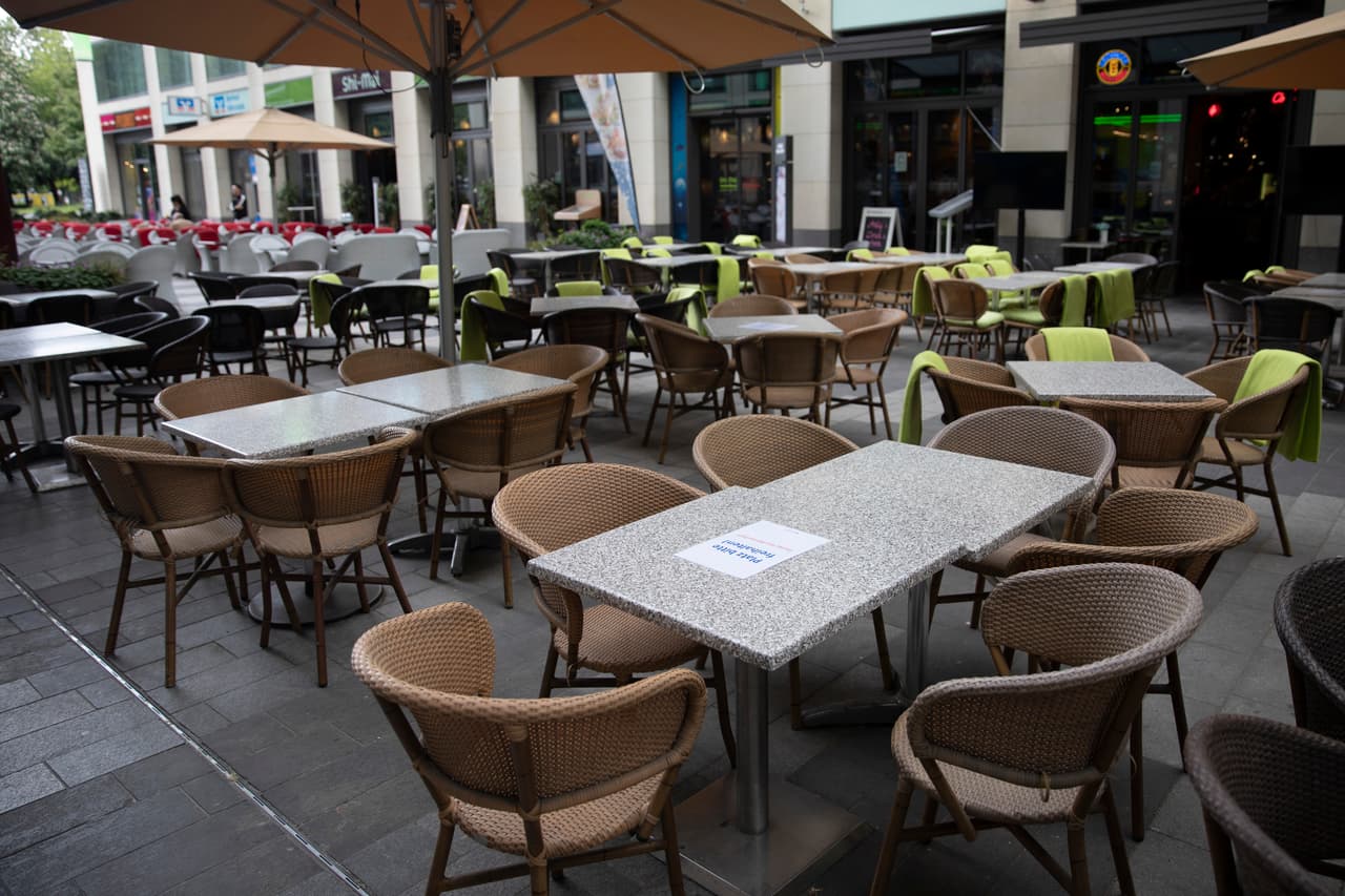 No permitirán más del 50% de la ocupación máxima dentro del edificio, o 12 personas por cada 1,000 pies si el restaurante no tiene un número de código contra incendios. Este número debe ser publicado en un lugar visible.