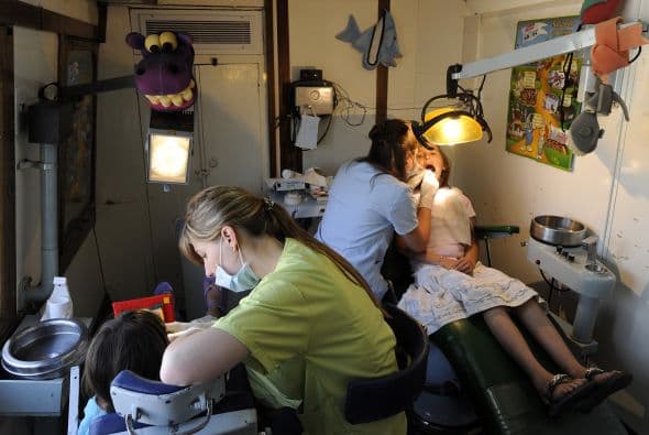 Tambien señaló que el trabajo del grupo incluye no sólo la atención en el tren, sino que además en muchas ocasiones deben ir hasta alejadas zonas rurales para convencer a los padres que lleven a sus hijos al control médico.