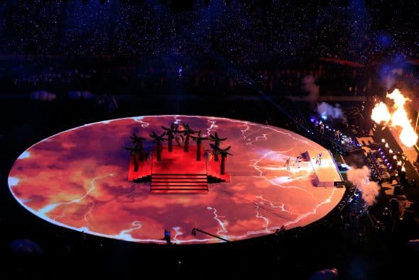 El imponente escenario se llenó de luces multicolor.