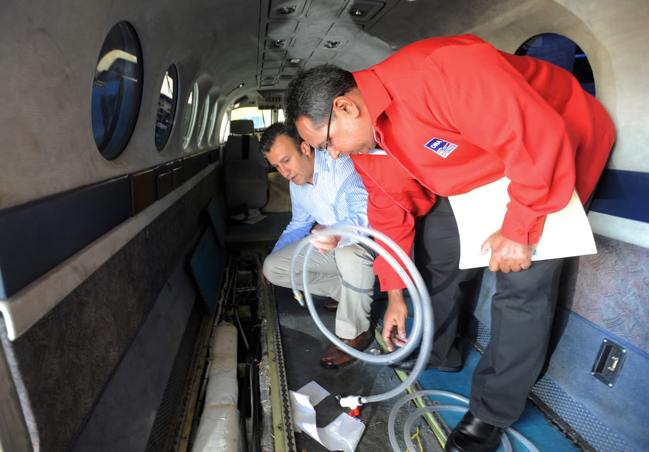 El Aissami (Ieft), with the former National Anti-drug Organization (ONA) Néstor Reverol, examining a seized drug plane in January 2010. A few months later both men were named by Venezuelan drug trafficker, Walid Makled, of being involved in his cocaine operations.