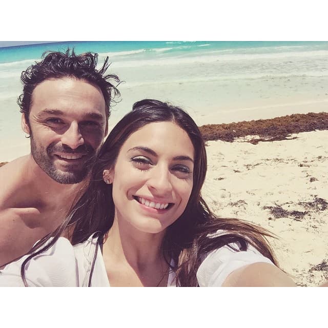 Iván también luce muy sonriente, no cabe duda que el amor ha cambiado su vida.