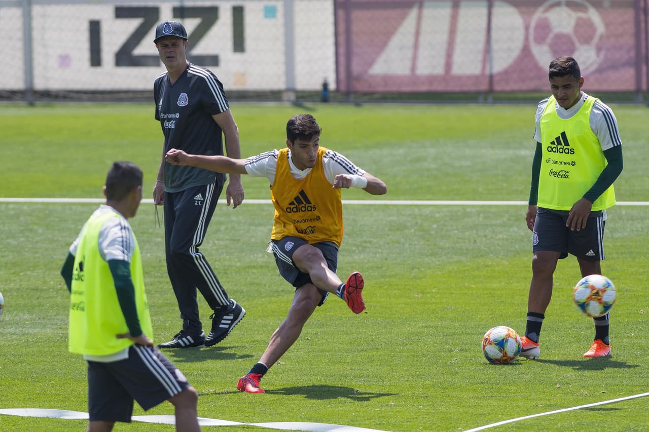 El argentino Gerardo Martino, técnico de la 
<b>Selección Mexicana</b>, realiza ajustes con los 
<a href="https://www.univision.com/deportes/futbol/mexico/los-rostros-de-gerardo-tata-martino-en-la-rueda-de-prensa-de-cara-a-la-copa-oro-fotos" target="_blank">jugadores de su convocatoria</a> para la 
<b>Copa Oro</b>, su primer reto en un torneo oficial con el 'Tri'.