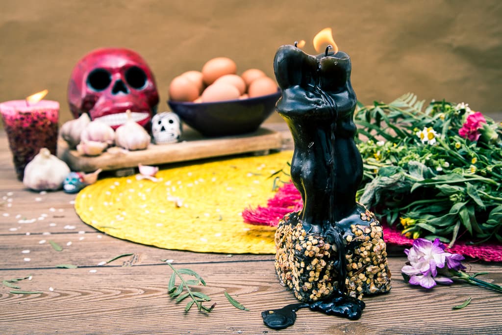 1) Para todas aquellas relaciones que se acabaron, pero no pueden terminar de soltarse, la vela “separa amantes” promete extinguir cualquier sentimiento y el dolor que la separación ha causado. La persona debe hacer la petición y encender la vela, si la luz se inclina hacia la persona entonces la petición será concedida.