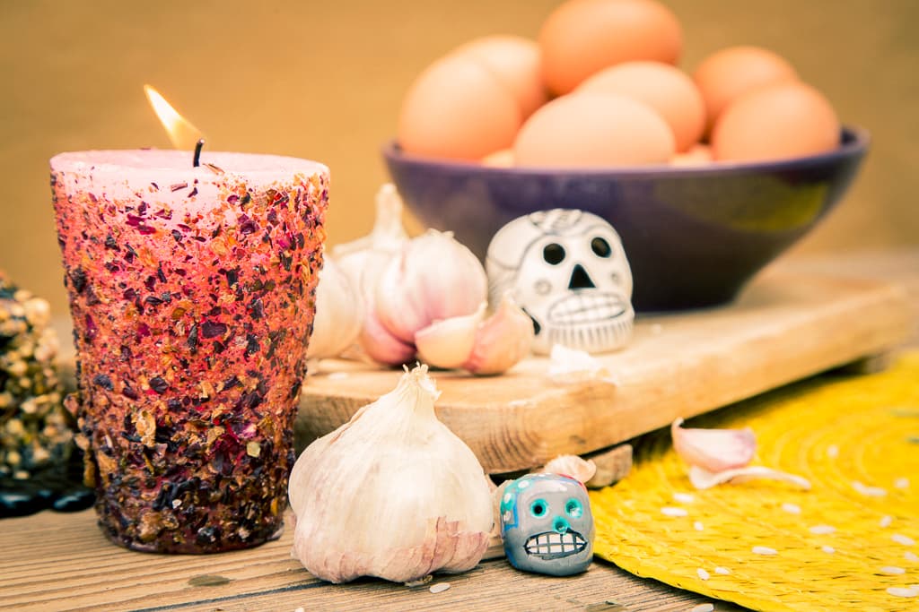 2) Rosa africana. Se recomienda encender esta vela para retirar fuerzas malignas que no permitan que una relación sea feliz y plena. Para su uso óptimo debes colocar un ramillete y un talismán que absorban energías negativas.