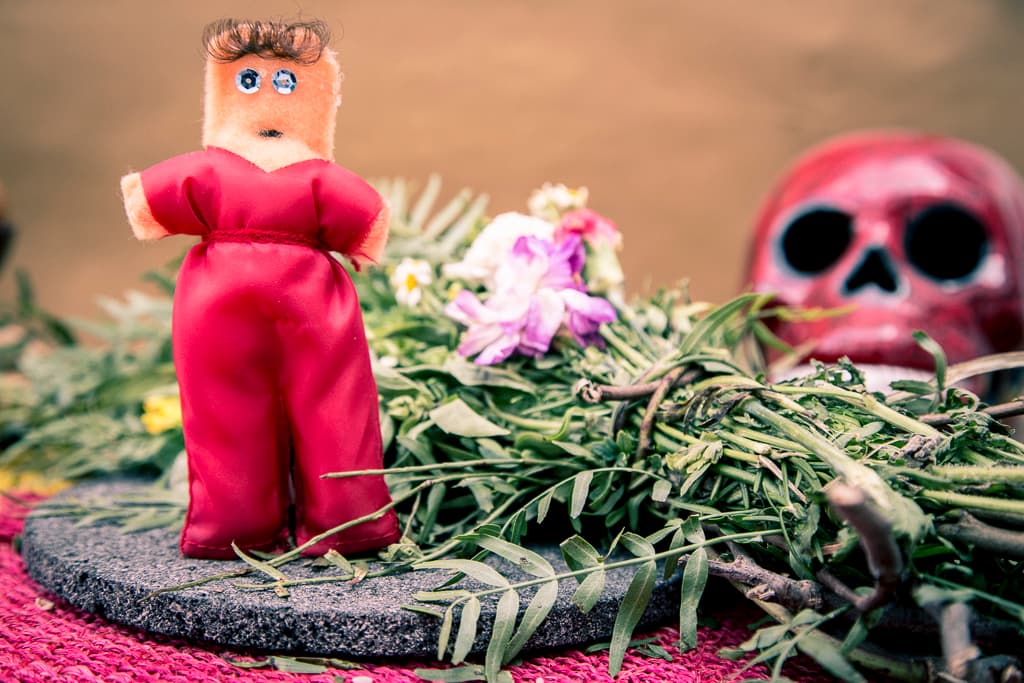 3) De origen africano, los muñecos vudú pueden ayudarte a que esa persona especial se enamore de ti. Suelen ser más efectivos si tú mismo haces el muñeco y añades algo que pertenezca a esa persona y algo similar tuyo. Pon el nombre de la persona en el muñeco, envuelve la muñeca con tres cintas rojas y repite lo siguiente: “Cintas que unen y que abrazan, tu corazón y el mío se entrelazan”.