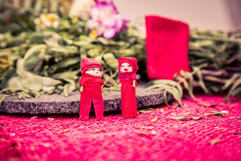 4) Para amarrar al ser amado une estas figuras con tres metros de hilo rojo y deposítalas dentro del morral con la foto de la persona a enamorar y escribe su nombre completo al reverso, haz una oración. Los fetiches existen también en color negro para los desamarres.