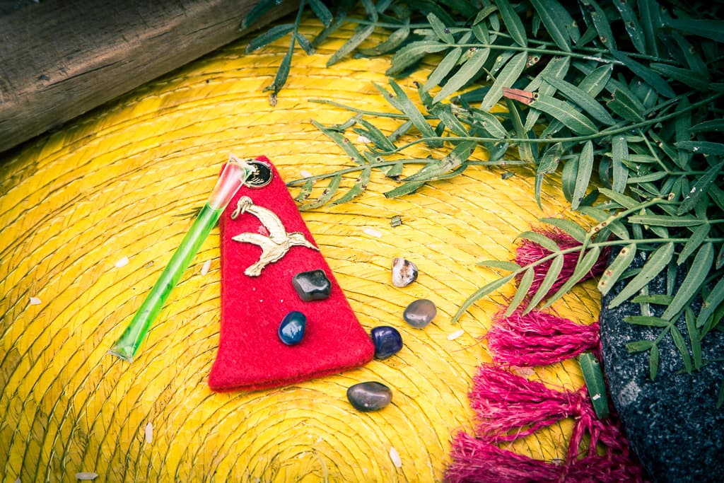 5) Humedece el amuleto cósmico de la Chuparrosa con la esencia de mil flores y coloca los cuarzos dentro del morral; incluye también el nombre de la persona amada 13 veces en tinta roja sobre un papel de estraza y reza una oración los martes y jueves a medianoche.