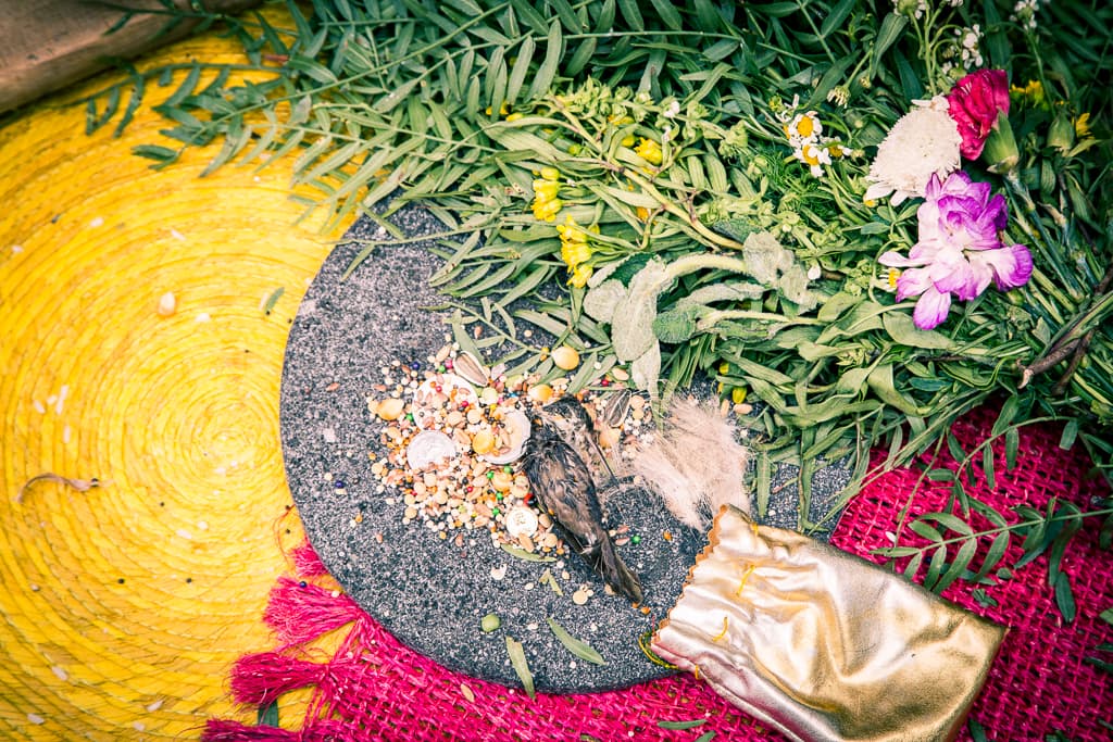 6) Similar al amuleto anterior, con la diferencia que el colibrí está disecado: el amuleto mexicano por excelencia para curar el mal de amores. En el morral hay semillas variadas, tres monedas tuyas, aceites de componentes secretos y pelo de algún animal. La primera noche déjalo cargar con la energía de la luna.