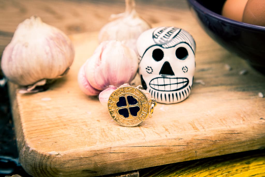 7) Para que el amado regrese o no se vaya puedes usar este dije en tu cartera y tenerlo cerca de ti a todo momento, de un lado tienes el trébol de la buena suerte y del otro a la Chuparrosa.