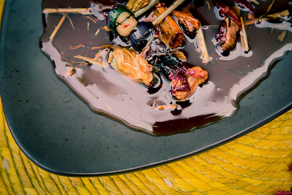 8) Usa esta miel del amor compuesta por estratos de hierbas, néctares de flores y feromonas para conquistar. Coloca la miel en un plato, escribe el nombre de la persona 7 veces y repite lo siguiente: “Ánimas del purgatorio les confío para siempre mi amor para que duerma eternamente conmigo y sólo salga conmigo y no piense en nadie más. Concédeme la ayuda de los espíritus buenos para mejorar mi relación de amor. Así sea”.