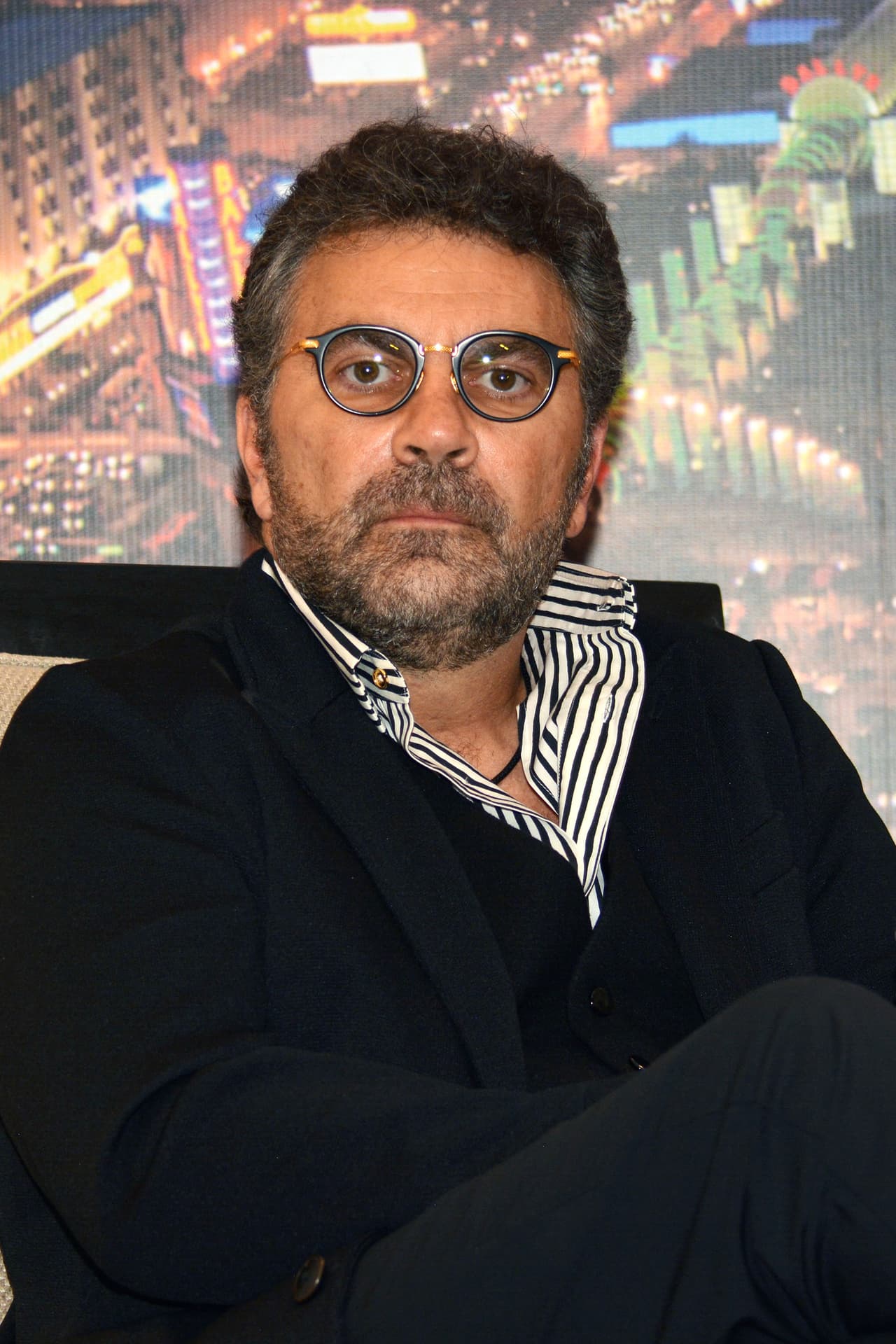 Por su parte, desde finales del año pasado Mijares es novio de la empresaria Pita de la Vega, quien recientemente reveló que 
<a href="https://www.univision.com/famosos/novia-mijares-hijos-lucero">convive con los hijos que él comparte con Lucero</a>, José Manuel y Lucerito.
<br>