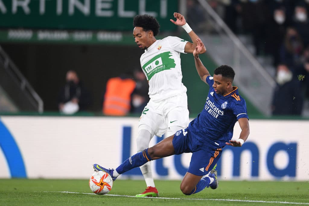 Real Madrid, en un partido vibrante y que se definió en el tiempo extra, le remontó y venció 1-2 al Elche para meterse a los Cuartos de Final de la Copa del Rey. Los madridistas se fueron abajo y con un hombre menos en la primera parte de la prórroga tras un gol de Verdú, pero Isco y Hazard anotaron los tantos del triunfo en el segundo acto.