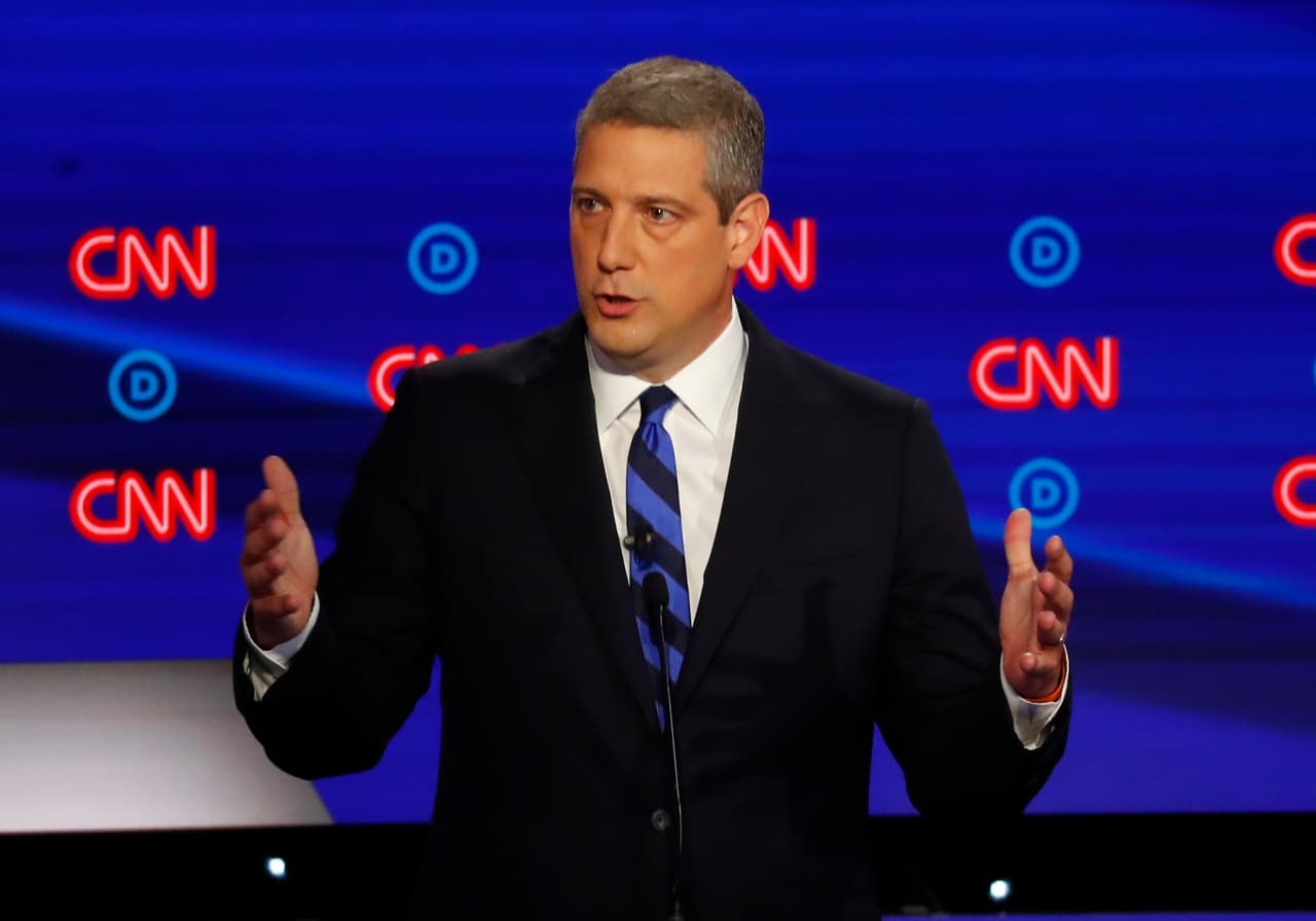 El representante 
<a href="https://www.univision.com/temas/tim-ryan">Tim Ryan</a> fue uno de los que confrontó a Bernie Sanders con el tema de 'Medicare para todos'. Ryan estuvo de acuerdo con la posición expresada por Delaney de que eliminar los seguros privados, como propone Sanders, era injusto con personas que, a través de sus empleos o sindicatos, gozan de buenos servicios médicos.