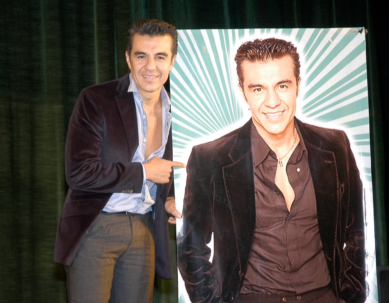 En 1997, Adrián formaba parte del programa ‘Picardía mexicana’, producido por Carla Estrada.