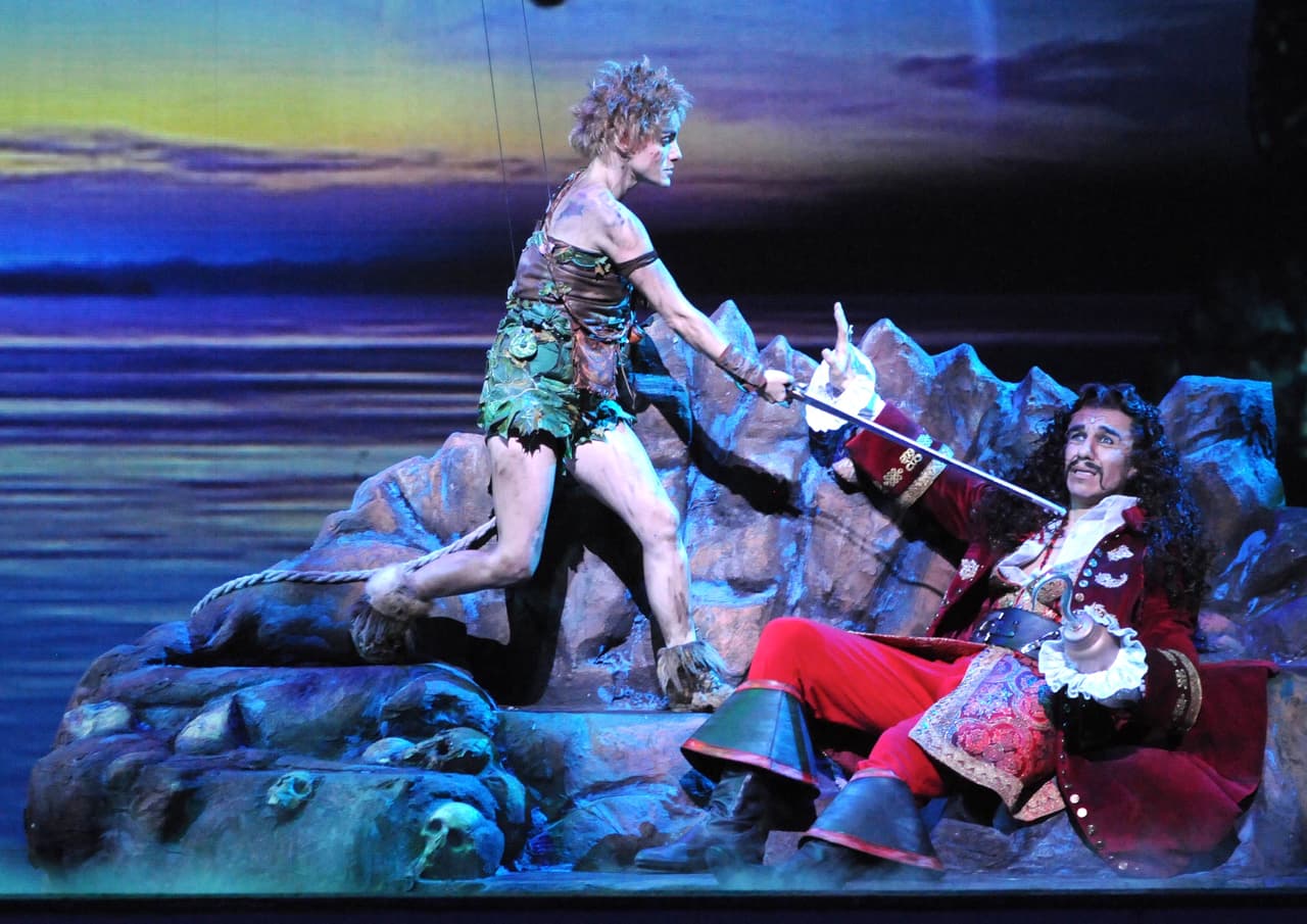 Debutó en el teatro musical con la puesta en escena ‘Peter Pan’ (2011), en donde encarnó al ‘Capitán Garfio’.