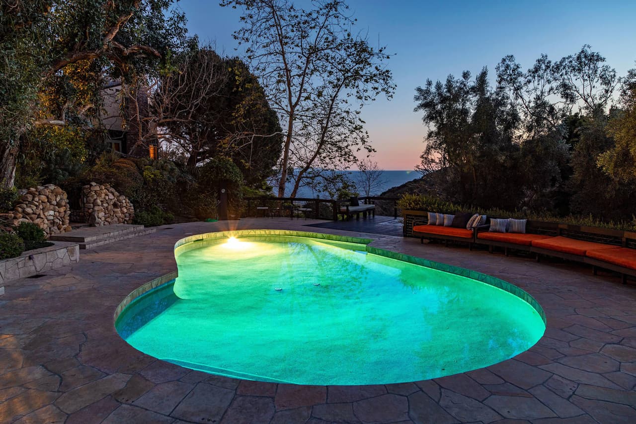 Esta es la piscina principal, desde la cual se observa el Pacífico.