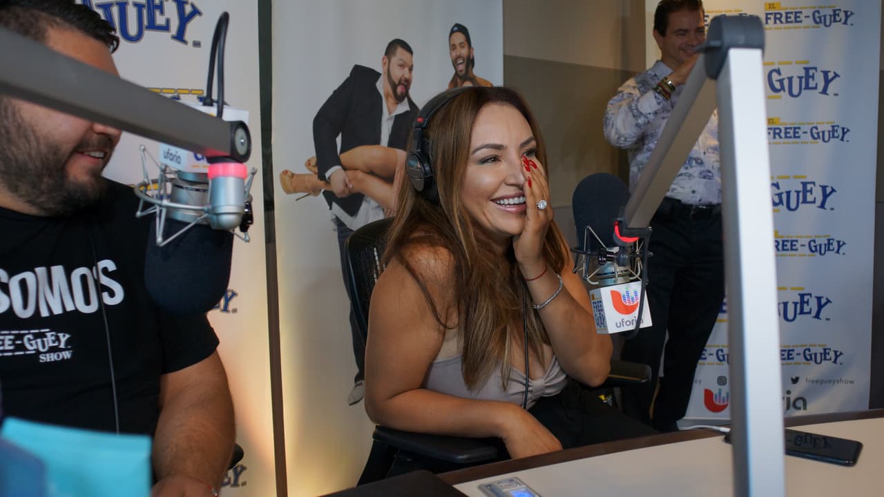 Juan Manuel Márquez llegó al Free-guey show con guante en mano.