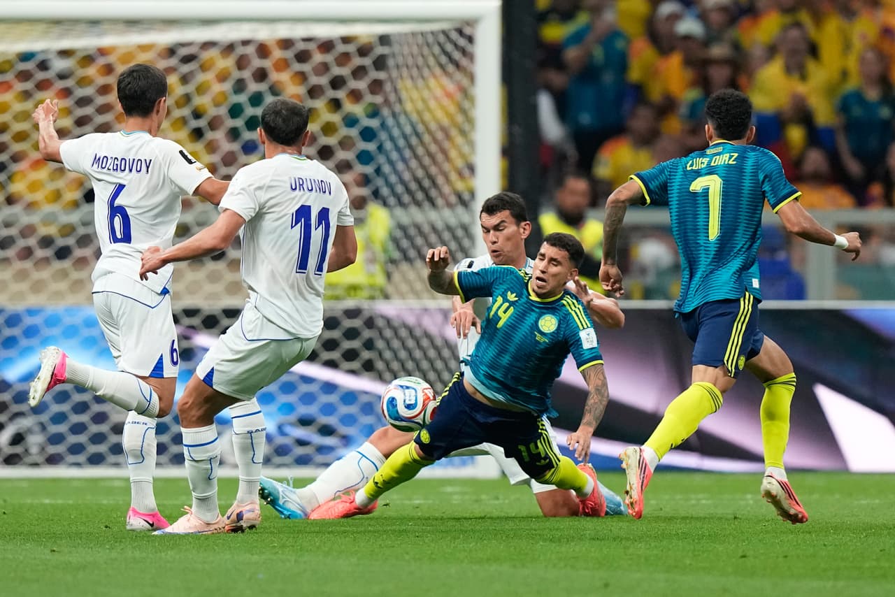 Gustavo Puerta (14) de Colombia es bloqueado por Rustam Ashurmatov (5) de Uzbekistán durante el partido de fútbol del Grupo K de la Copa Mundial entre Uzbekistán y Colombia en la Ciudad de México, el miércoles 17 de junio de 2026.
