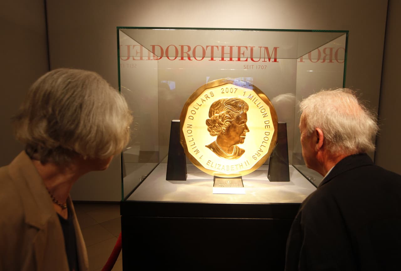 <h3 class="cms-H3-H3">6. 1 million Gold Canadian Maple Leaf, 2007.</h3>
<br>
<br>🪙 
<b>Valor:</b> $4,020,000 en precio de subasta en Dorotheum Auction House en 2010. 
<br>
<br>🪙 
<b>Historia: </b>La Big Maple Leaf (BML) tiene un valor al momento de acuñación de 1 millón de dólares canadienses y pesa 100 kilos (220 libras), convirtiéndose en una de las monedas más grandes del mundo. Fue también la primera moneda con valor de un millón. 
<br>
<br>La moneda está fabricada con 99.99% de oro puro y solo se han fabricado cinco. Una de estas fue robada en Berlín, Alemania, en 2017.
<br>