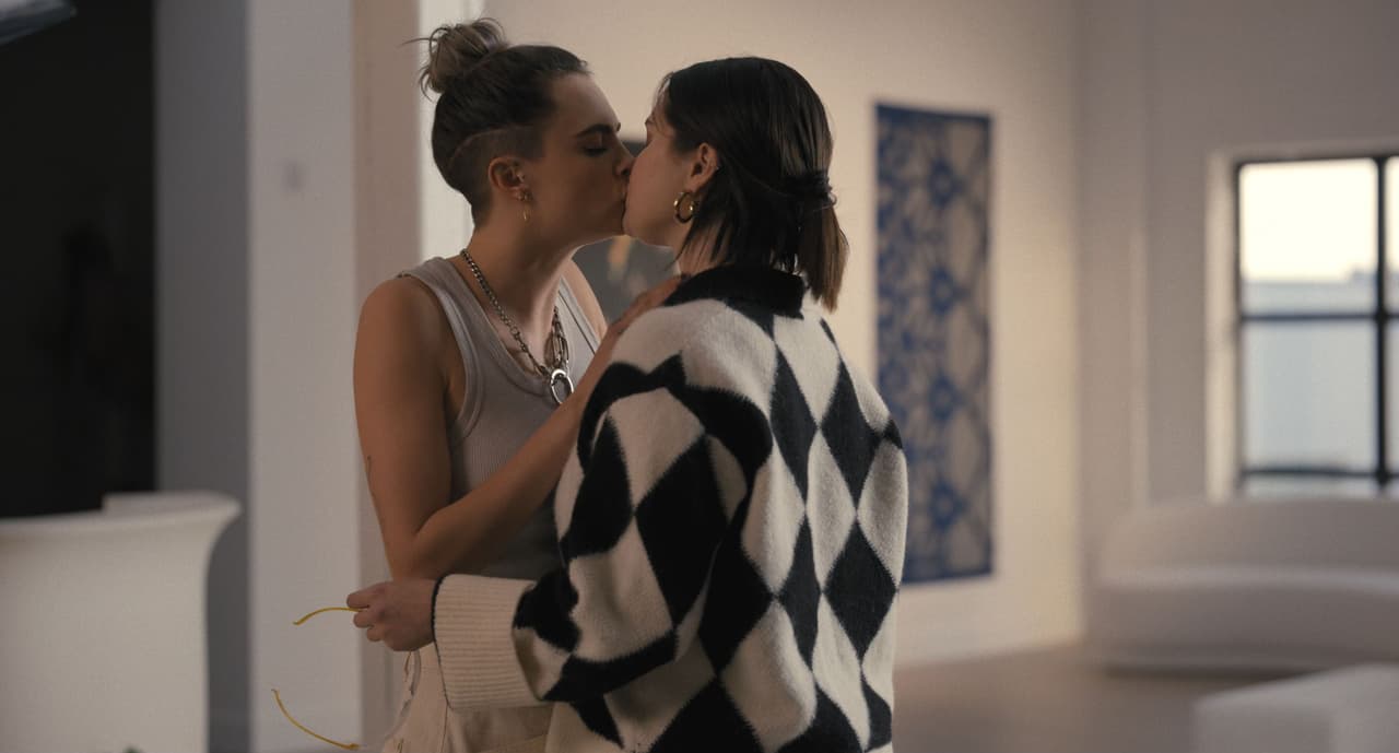 Respecto al beso con una de sus mejores amigas, Cara Delevingne declaró que la pasó muy bien y que fue grato interactuar de esta manera frente a la cámara con Selena Gomez.