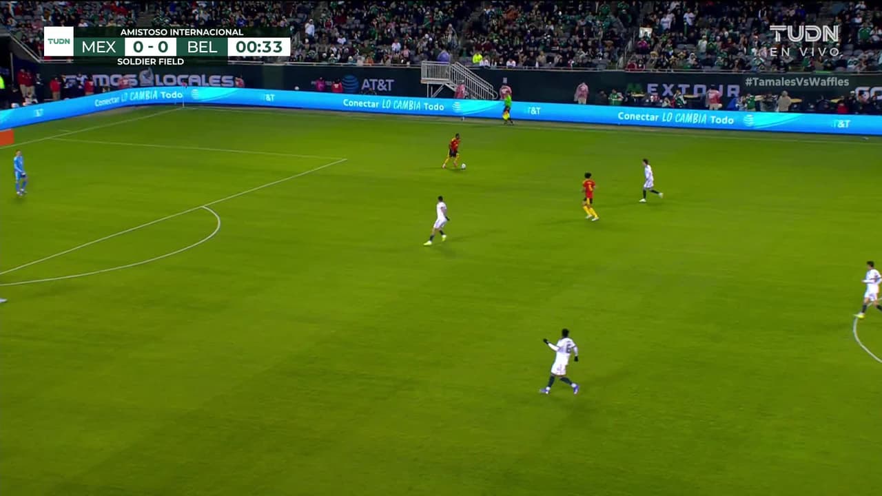 Arranca el partido y la pelota está en juego.