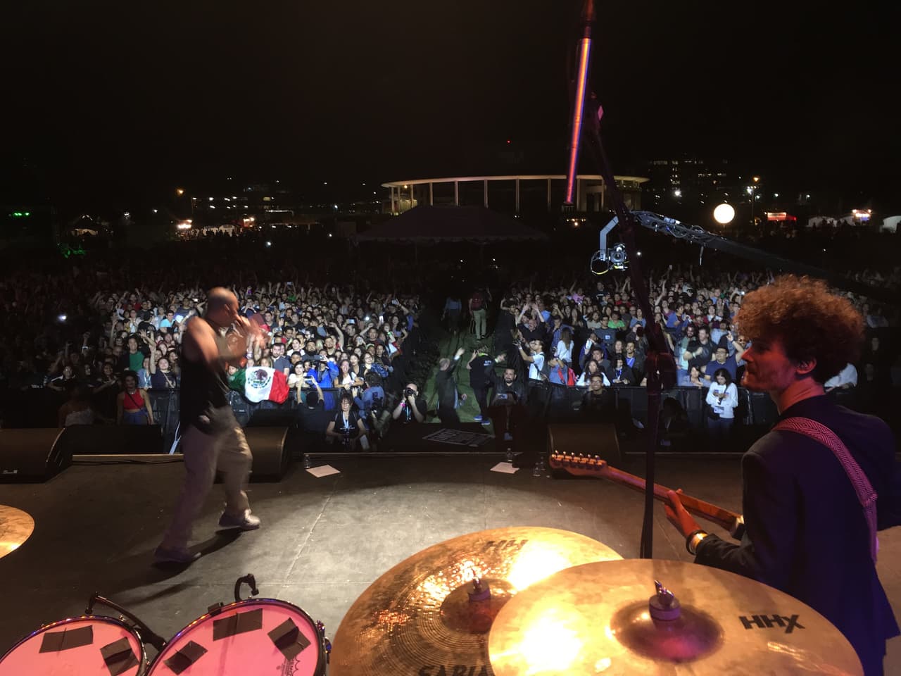 Residente cantó un segundo tema nuevo, 'Desencuentro', el cual grabó con la cantante francesa Soko.