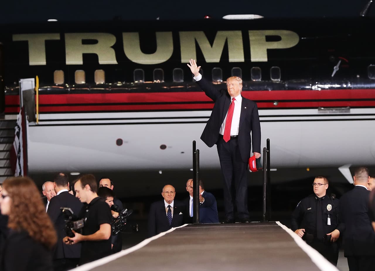 Donald Trump se da un baño de masas en Florida tras tambalear en el debate contra Clinton 